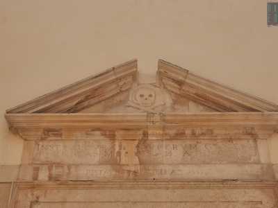 Accanto a un giardino si erge la chiesa della Morte, risalente al XVII secolo e preannunciata da un teschio in bassorilievo che risalta sopra l'entrata